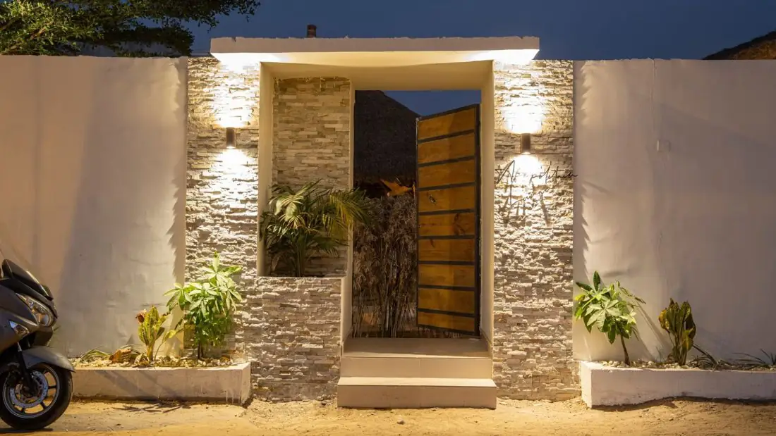 Entrée de l'Afropolitain Lounge, de nuit