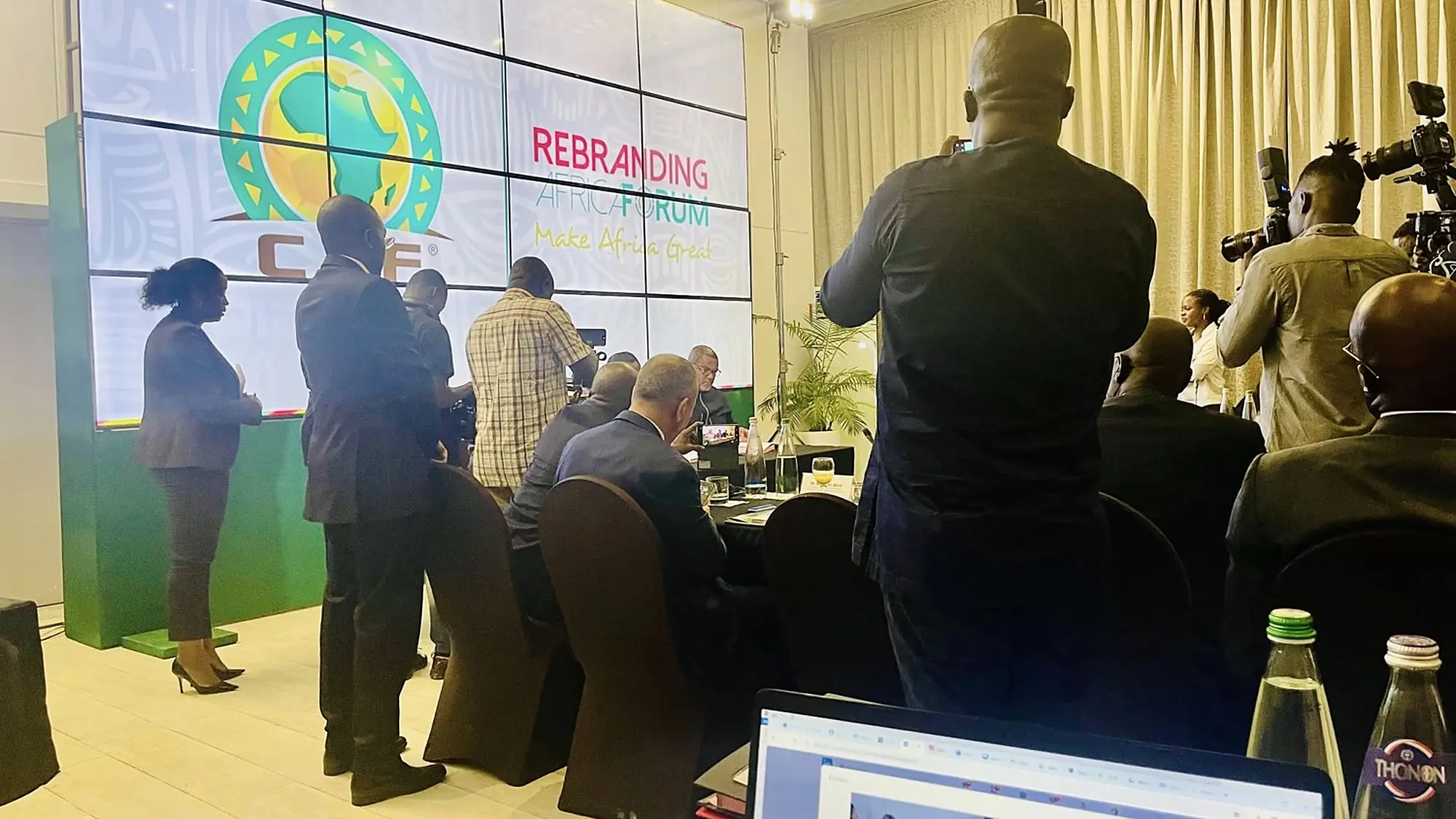 Salle de la table ronde CAF et RAF à Abidjan, avec la presse