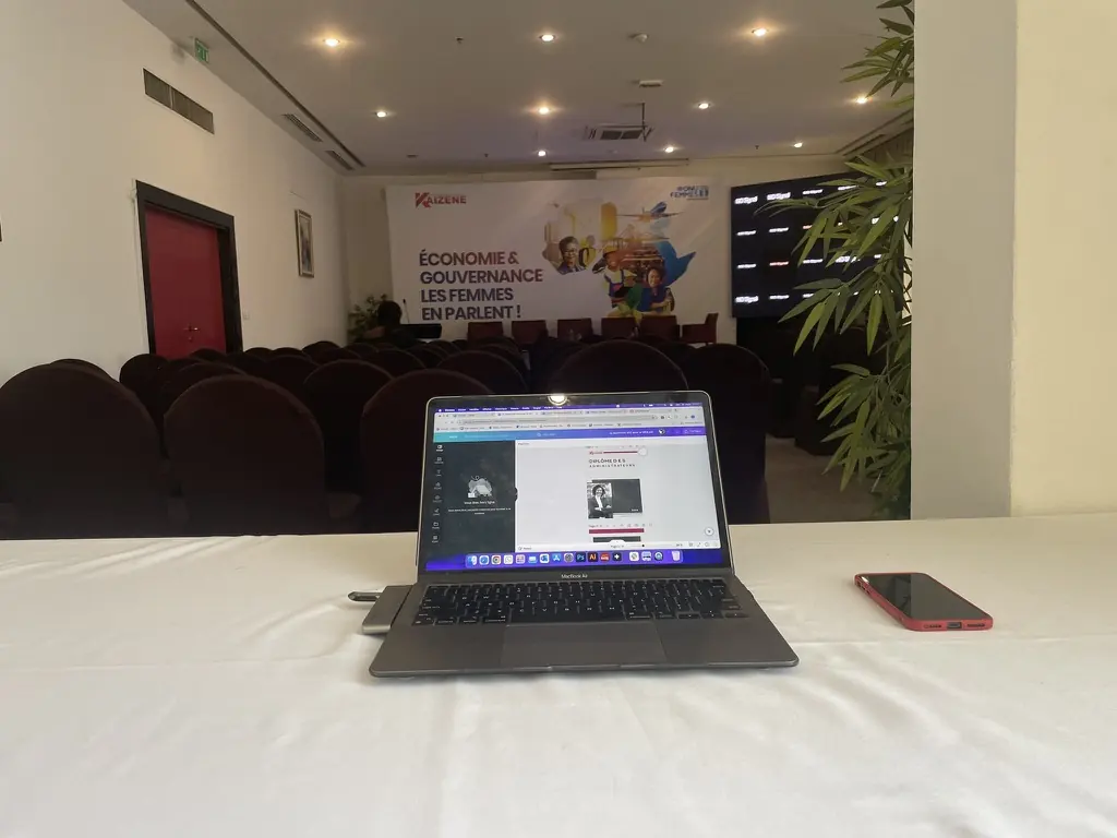 Poste de travail de l'agence pendant la conférence Économie et gouvernance de Kaizene