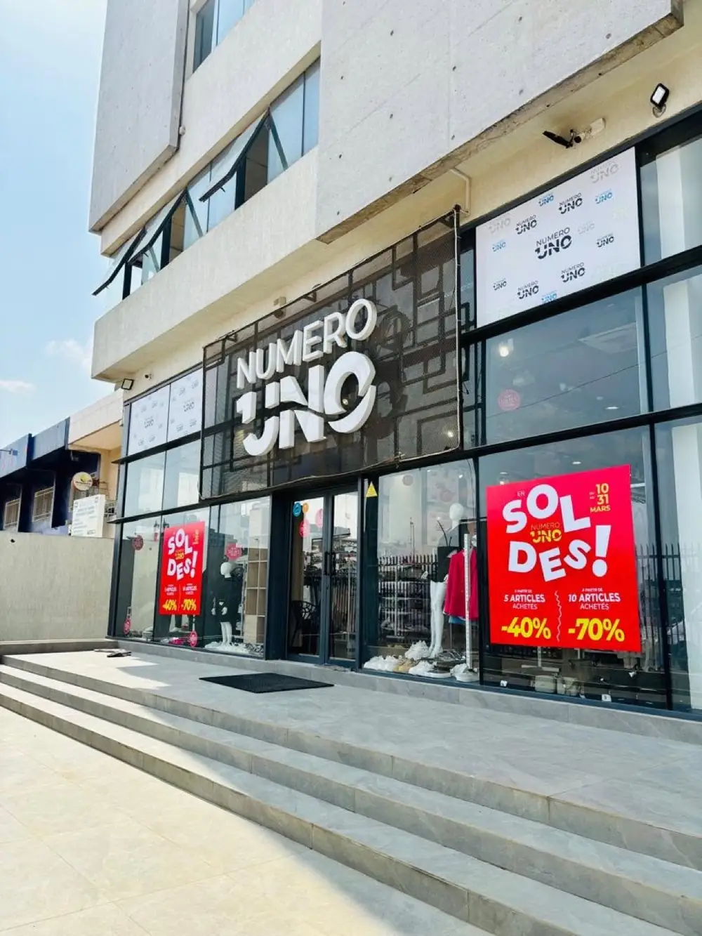 Vitrine de la boutique Numero Uno pendant les soldes