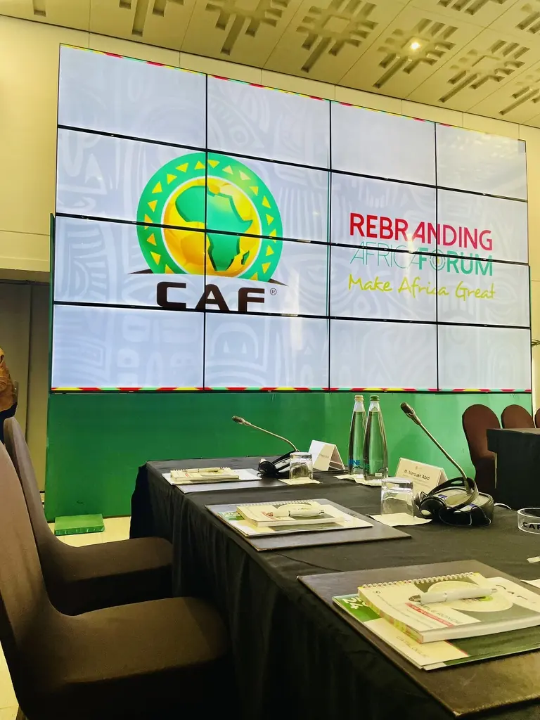 Table de la table ronde CAF et RAF, devant l'écran du Rebranding Africa Forum